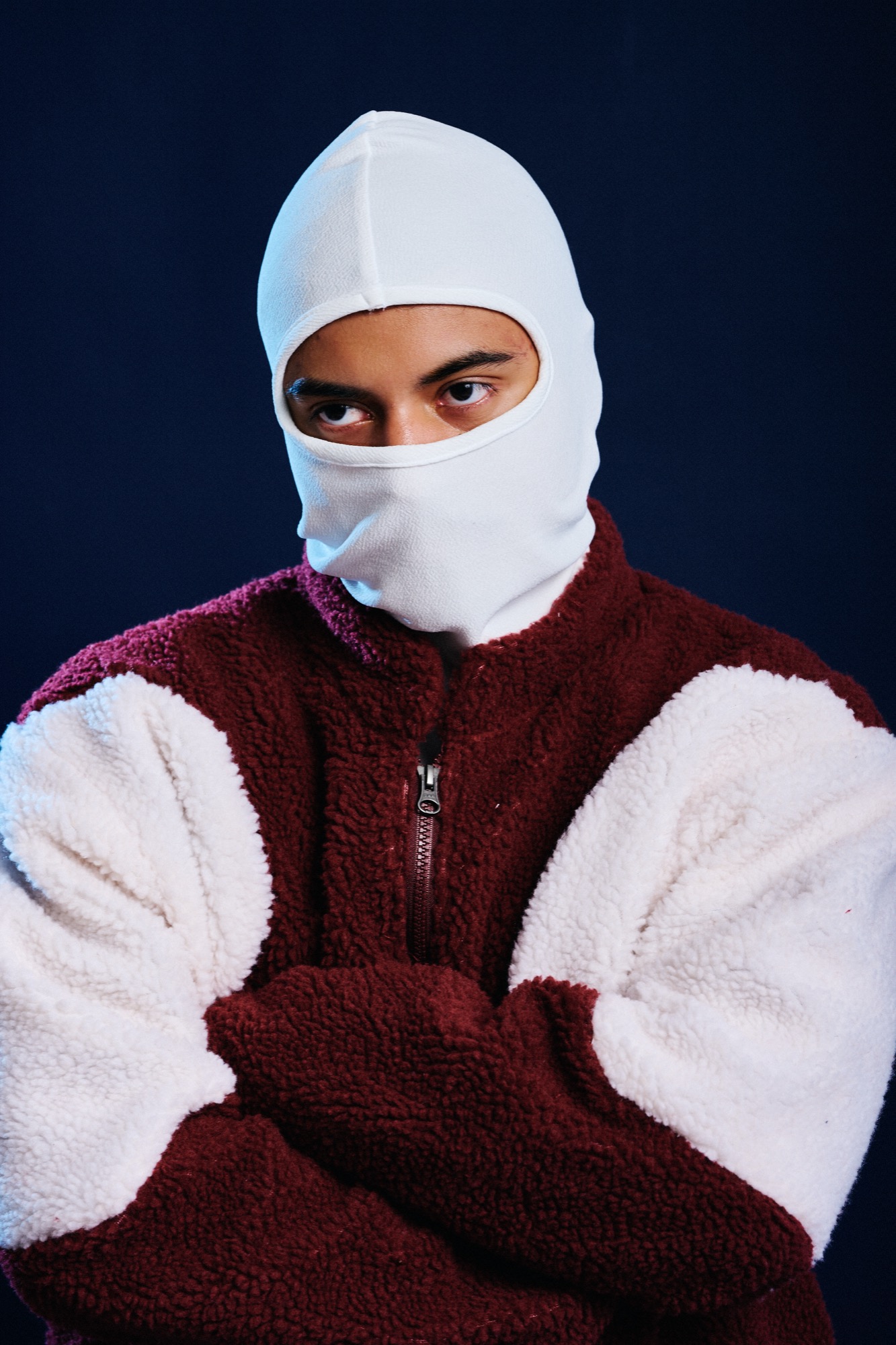 off record — balaclava blanca y chaqueta sherpa bordo
